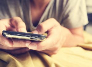 Um celular poderia durar 12 anos se sua vida não fosse encurtada de propósito