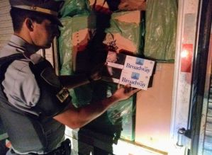 Motorista tenta fugir com carga de cigarros contrabandeados, mas acaba preso pelo TOR