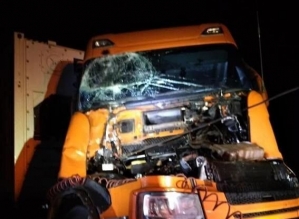 Motorista dorme e atinge traseira de carreta