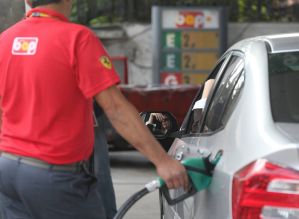 Ministro diz que cartéis impedem queda no preço da gasolina
