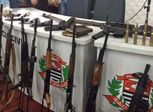 Uso de fuzis pelo crime organizado em SP e Rio dobra; apreensões caem
