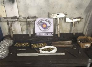 PM encontra fábrica clandestina de submetralhadoras na Grande SP