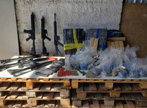 Polícia apreende caminhão com 500 kg de maconha e 6 fuzis