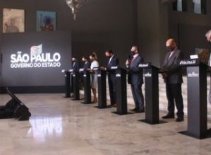 Governo estuda colocar todo o Estado de SP na fase vermelha no Natal e no réveillon