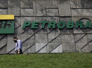 Em um ano, importação de gasolina pela Petrobras dispara 950% e a do diesel, 548%