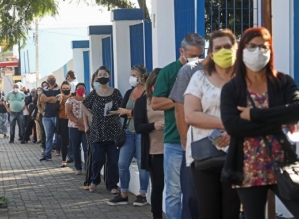 Cinco semanas após vacinação em massa, Botucatu tem queda de 48% em casos de covid-19