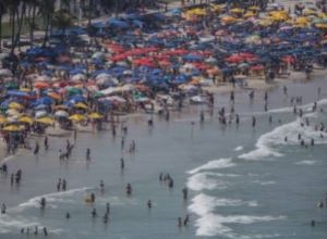 Sem máscaras, milhares lotam as praias de Guarujá neste domingo (22)