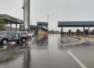 Quadrilha armada com fuzis fecha rodovia, assalta pedágio e foge de barco em SP