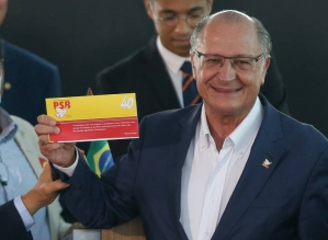 Alckmin se filia ao PSB, saúda petistas e diz que Lula é esperança do Brasil