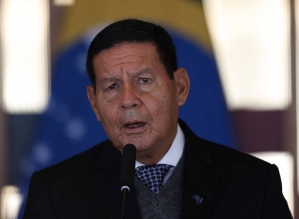 Mourão faz pronunciamento com crítica velada a Bolsonaro e diz que Forças Armadas pagam a conta