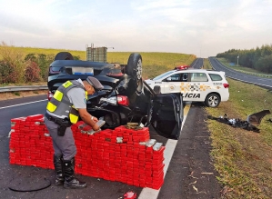 Carro capota e espalha 370 kg de maconha em rodovia do interior de SP São Paulo