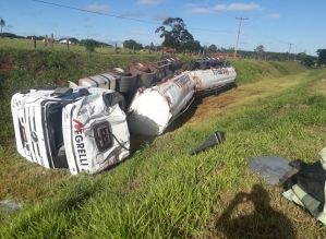 Acidente na Rondon: Carreta com 60 mil litros de etanol tomba em São Manuel