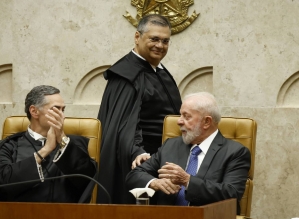 Flávio Dino toma posse como ministro do STF ao lado de Lula