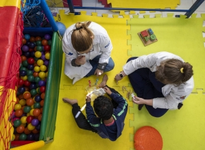 Brasil tem 2,4 milhões de pessoas com diagnóstico de autismo; maior proporção é entre crianças
