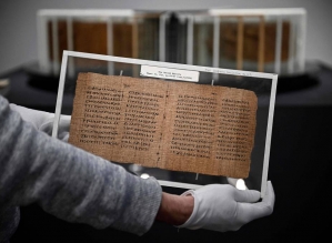 Um dos livros mais antigos do mundo é leiloado por R$ 20 milhões em Londres