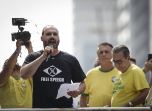 PF indicia Bolsonaro e Eduardo por suspeita de tentativa de obstruir julgamento