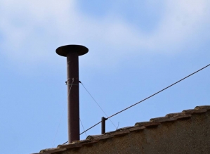 Fumaça preta sai da chaminé da Capela Sistina; ainda não há papa