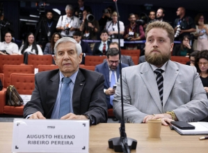 Heleno se enrola com respostas mesmo exercendo direito parcial de silêncio, apontam especialistas