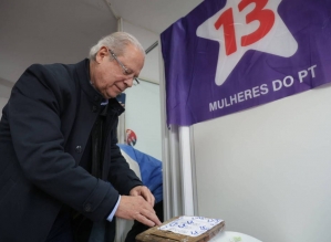 Dirceu é tietado em eleição do PT, projeta candidatura em 2026