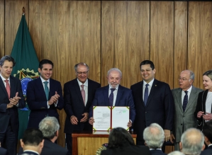 Governo Lula anuncia plano contra tarifaço dos EUA e prevê R$ 30 bi em crédito a empresas