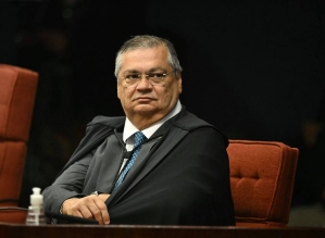 Dino acompanha Moraes e vota pela condenação de Bolsonaro; julgamento continua amanhã