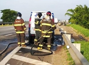 Carro pega fogo na Rodovia Castello Branco