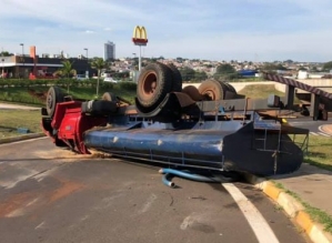 Motorista fica ferido após tombar caminhão “pipa” na entrada de Avaré