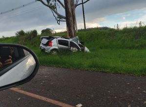 Jovem morre ao bater carro contra árvore em rodovia de Arandu
