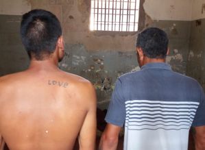 Dupla é presa em flagrante logo após roubar celular de mulher