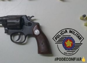PM de Avaré flagra homem com motocicleta adulterada e revólver em sua casa
