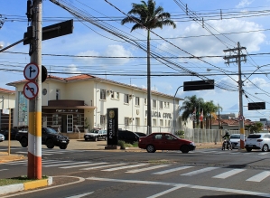 Prefeitura substitui placas de trânsito na região central de Avaré