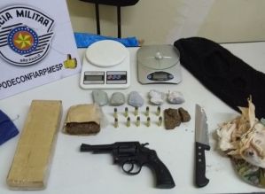 Polícia prende dois com drogas e revólver pelo Bairro Tropical- Avaré