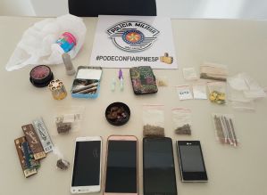 PM de Avaré prende 3 pessoas em Van com inúmeros tipos de drogas