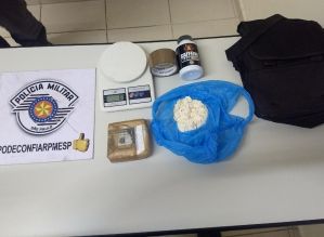 PM de Avaré flagra casal com “pasta-base de cocaína”