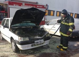 Incêndio  destrói motor de carro em estacionamento de supermercado