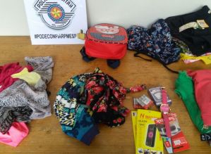 Mulheres são flagradas depois de furtarem lojas de roupas