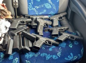 Cuidadora de idosos é presa por tráfico internacional de armas na SP-280, Avaré