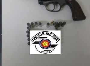 PM flagra procurado pela justiça e localiza arma usada em roubos
