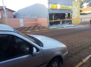 Bandidos explodem caixas eletrônicos em Arandu