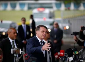 Recuo de Bolsonaro após participar de ato foi pedido por militares