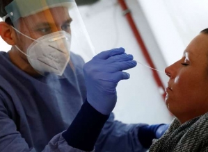 Especialistas criticam redução de quarentena aos infectados com covid-19