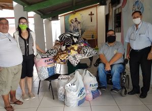 Rotary e Casa da Amizade doam cobertores a moradores de rua