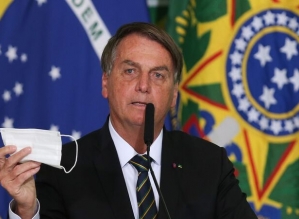 Bolsonaro pede parecer para desobrigar uso de máscara a vacinados e quem já foi infectado      