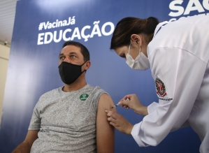 Profissionais da Educação de 45 e 46 anos são vacinados contra a Covid-19