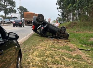 Caminhão com grãos tomba e provoca batida entre veículos na Rodovia Raposo Tavares