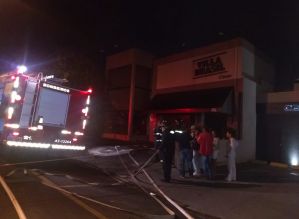 Comércio pega fogo e Bombeiros conseguem controlar chamas no Centro de Avaré