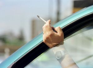 Projeto de lei pode proibir fumar em veículos