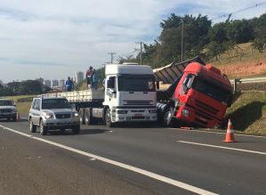 Caminhão carregado com madeira tomba em rodovia de Botucatu