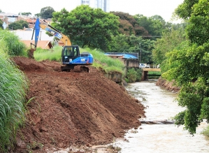 Ribeirão Lajeado passa por limpeza na região central de Avaré