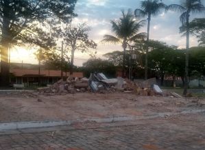 Prefeitura derruba Sede que abrigava Mini-Horse na Emapa